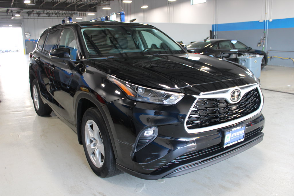 Used 2022 Toyota Highlander LE AWD/4WD image 3