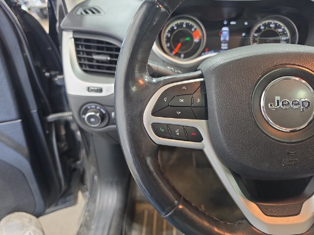 Used 2017 Jeep Cherokee Limited AWD/4WD image 12