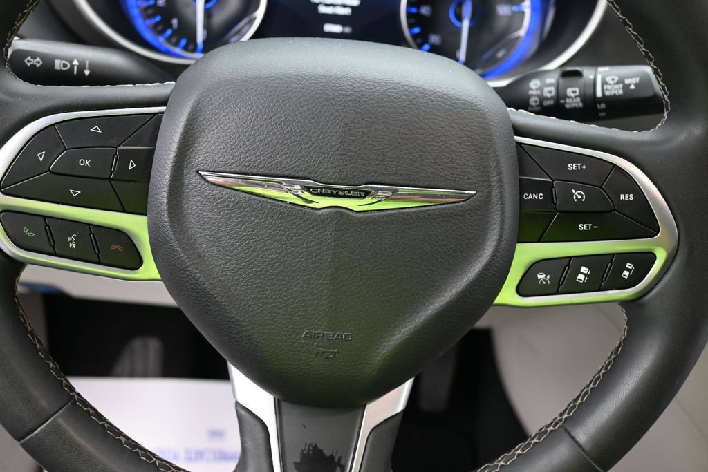 Used 2024 Chrysler Pacifica Touring-L FWD image 12