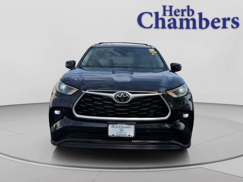 Used 2022 Toyota Highlander XLE AWD/4WD image 2