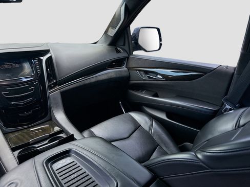 Used 2018 Cadillac Escalade Platinum RWD image 21