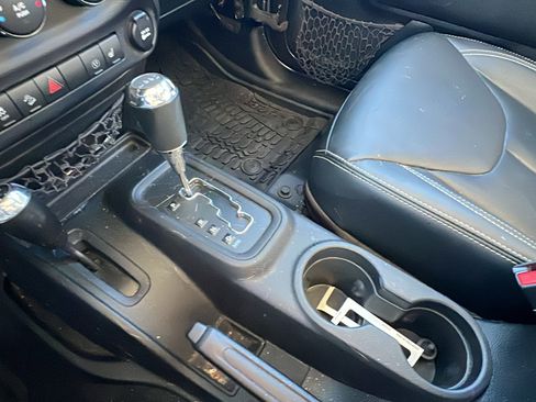 Used 2014 Jeep Wrangler Unlimited Rubicon image 30