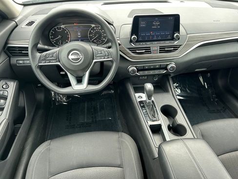 Used 2025 Nissan Altima 2.5 SV FWD image 15