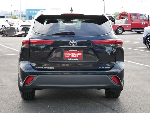 Used 2021 Toyota Highlander XLE AWD/4WD image 6