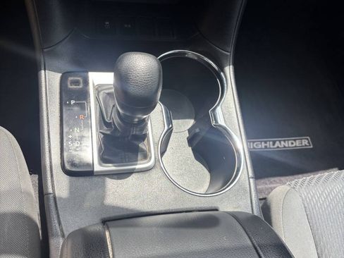 Used 2015 Toyota Highlander LE FWD image 2