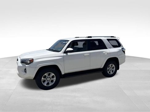 Used 2019 Toyota 4Runner SR5 AWD/4WD image 2
