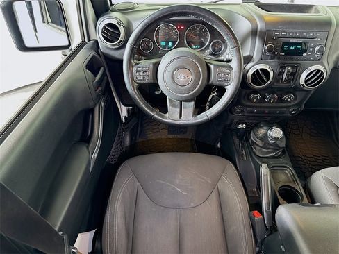 Used 2018 Jeep Wrangler Unlimited Sahara w/ Connectivity Group image 17