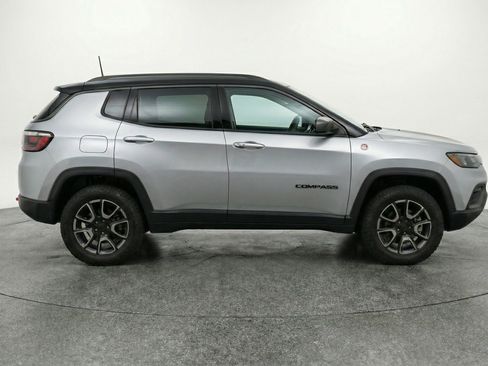 Used 2025 Jeep Compass Trailhawk image 11
