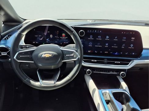 Used 2025 Chevrolet Equinox EV LT FWD image 4
