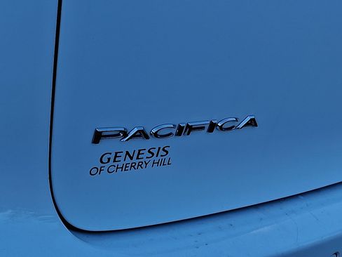 Used 2021 Chrysler Pacifica Touring-L w/ Uconnect Theater Family Group image 31