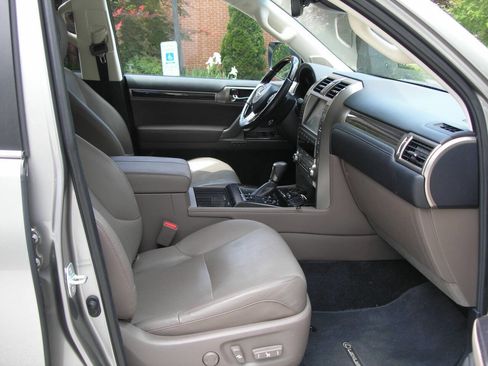 Used 2021 Lexus GX 460 Luxury w/ Accessory Package image 8