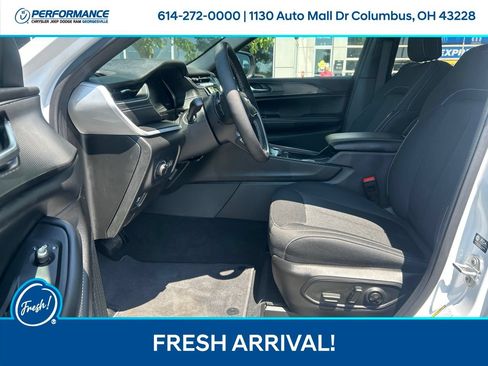 Used 2026 Jeep Grand Cherokee Laredo AWD/4WD image 12