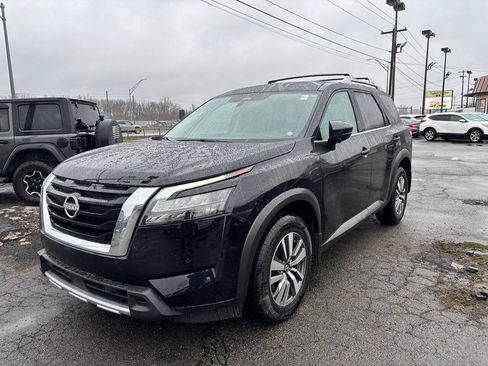 Used 2025 Nissan Pathfinder SL w/ Cargo Package AWD/4WD image 2