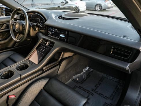 Used 2021 Porsche Taycan image 11
