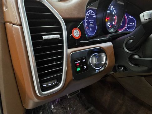 Used 2020 Porsche Cayenne Turbo image 30