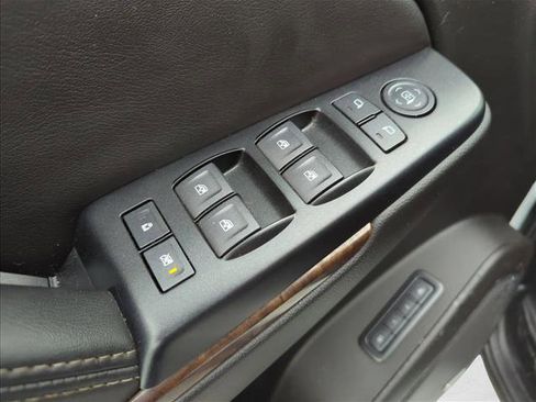 Used 2019 Chevrolet Suburban LT image 7