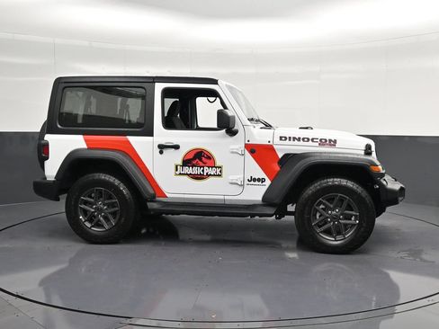 Used 2025 Jeep Wrangler Sport AWD/4WD image 4