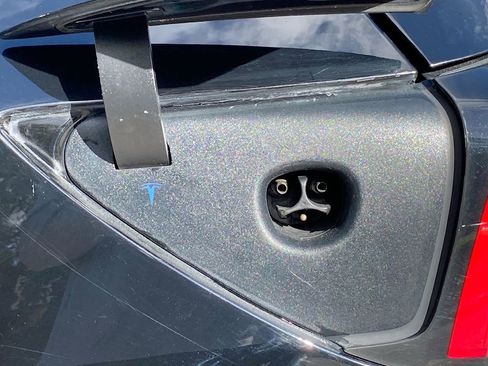 Used 2021 Tesla Model Y Long Range image 21