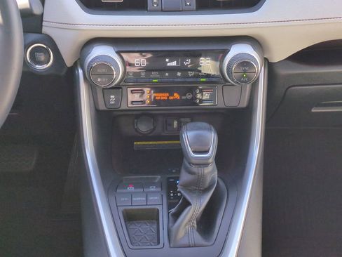 Used 2019 Toyota RAV4 Limited image 18