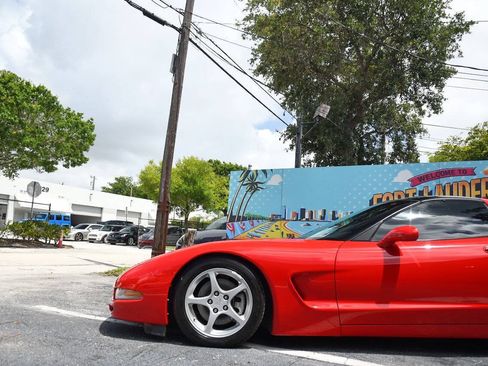 Used 2004 Chevrolet Corvette Coupe w/ Roof Package RWD image 5