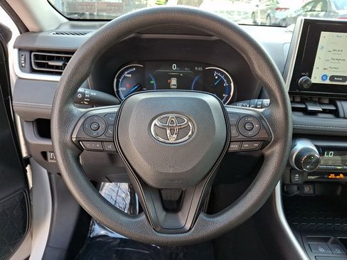 Used 2025 Toyota RAV4 XLE AWD/4WD image 19