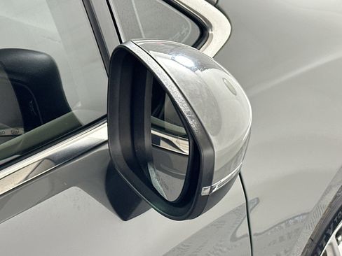 Used 2023 Chrysler Pacifica Touring-L FWD image 10