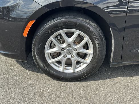 Used 2021 Chrysler Pacifica Touring-L image 16