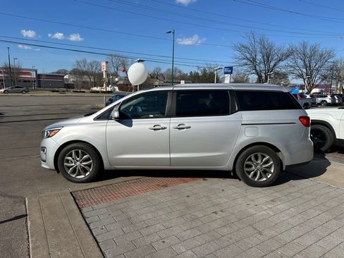 Used 2020 Kia Sedona EX image 4
