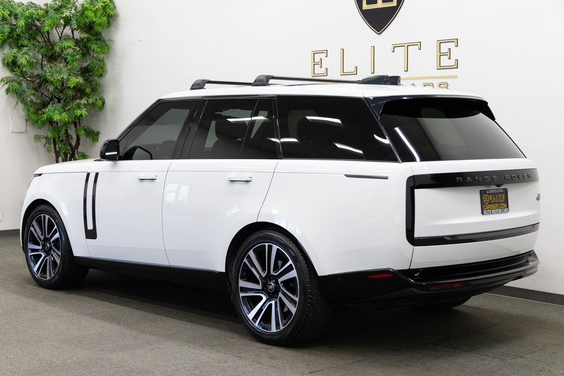 Used 2023 Land Rover Range Rover SE AWD/4WD image 3