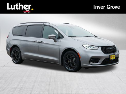 Used 2021 Chrysler Pacifica Limited w/ Uconnect Theater Family Group image 1