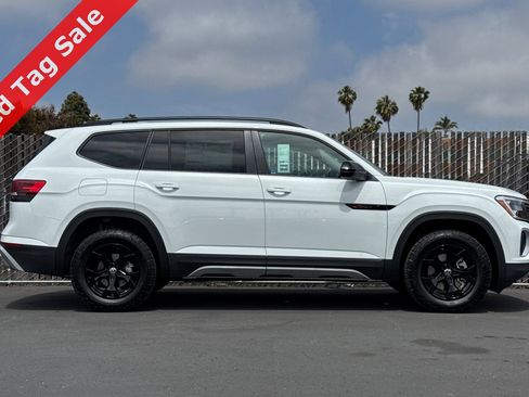 New 2025 Volkswagen Atlas Peak Edition SE image 4