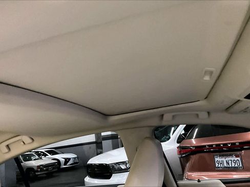 Used 2025 Lexus ES 300h w/ Premium Package image 13