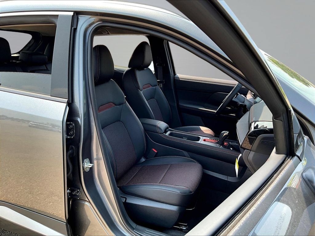 Used 2026 Nissan Kicks SR FWD image 11
