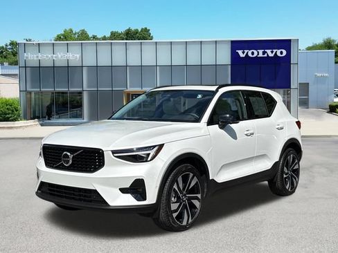 Certified 2025 Volvo XC40 B5 Plus AWD/4WD image 1