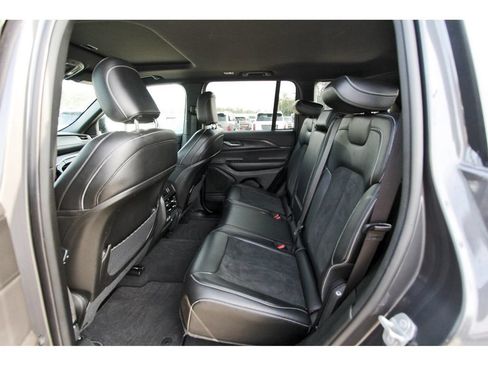 Used 2025 Jeep Grand Cherokee Altitude RWD image 10