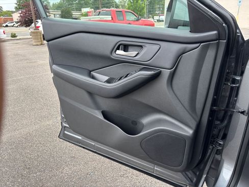 Used 2025 Nissan Rogue SV FWD image 18