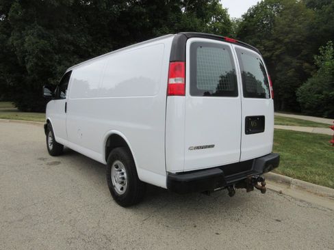 Used 2017 Chevrolet Express 2500 RWD image 24