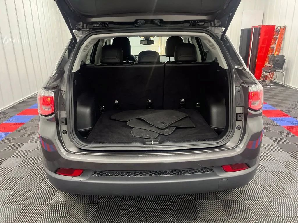 Used 2018 Jeep Compass Latitude w/ Popular Equipment Group AWD/4WD image 5