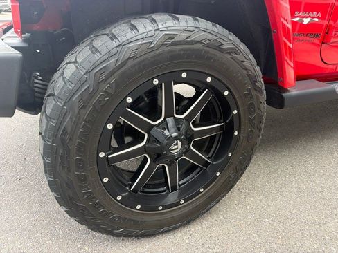 Used 2018 Jeep Wrangler Unlimited Sahara AWD/4WD image 8