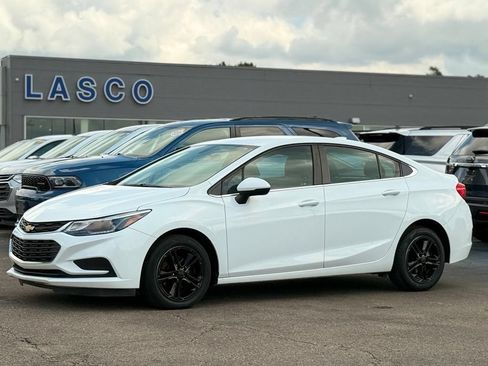 Used 2017 Chevrolet Cruze LT FWD image 1