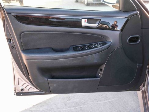 Used 2013 Hyundai Genesis 3.8 RWD image 23