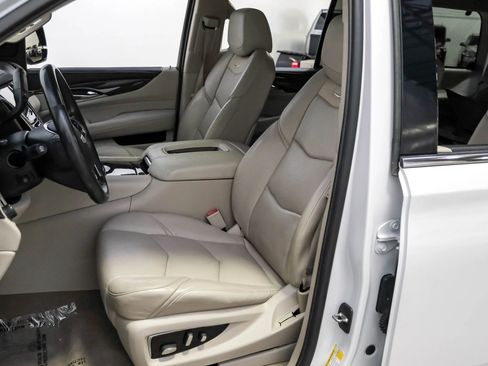 Used 2020 Cadillac Escalade Luxury image 24