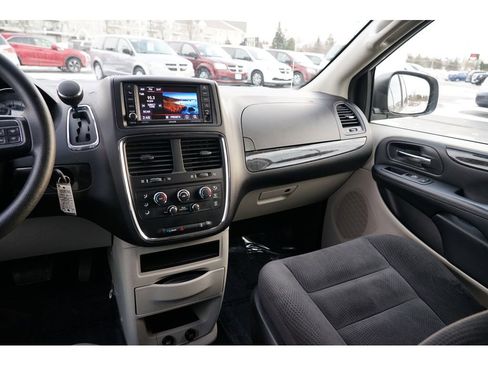 Used 2018 Dodge Grand Caravan SE w/ UConnect Hands-Free Group image 20