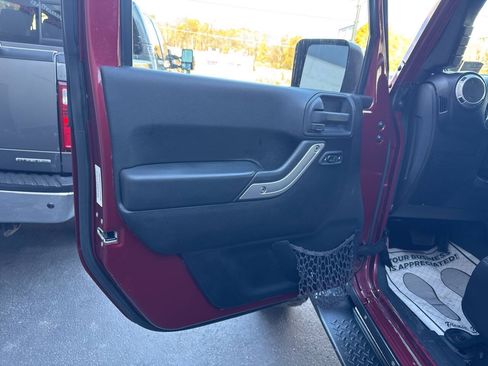 Used 2013 Jeep Wrangler Unlimited Sahara AWD/4WD image 14