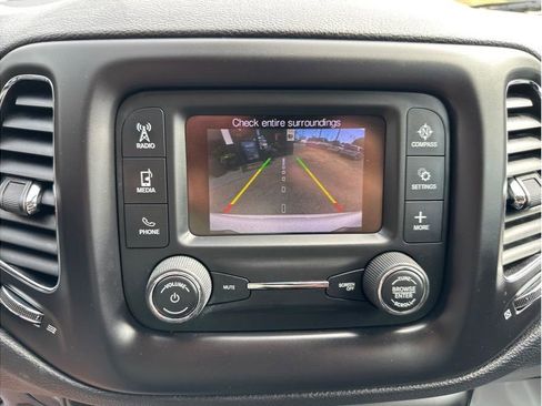 Used 2018 Jeep Compass Latitude w/ Cold Weather Group image 17