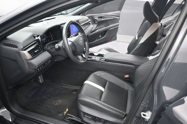 Used 2025 Toyota Camry SE w/ Convenience Package FWD image 4