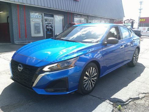 Used 2025 Nissan Altima 2.5 SV FWD image 12
