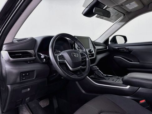 Used 2023 Toyota Highlander LE AWD/4WD image 9