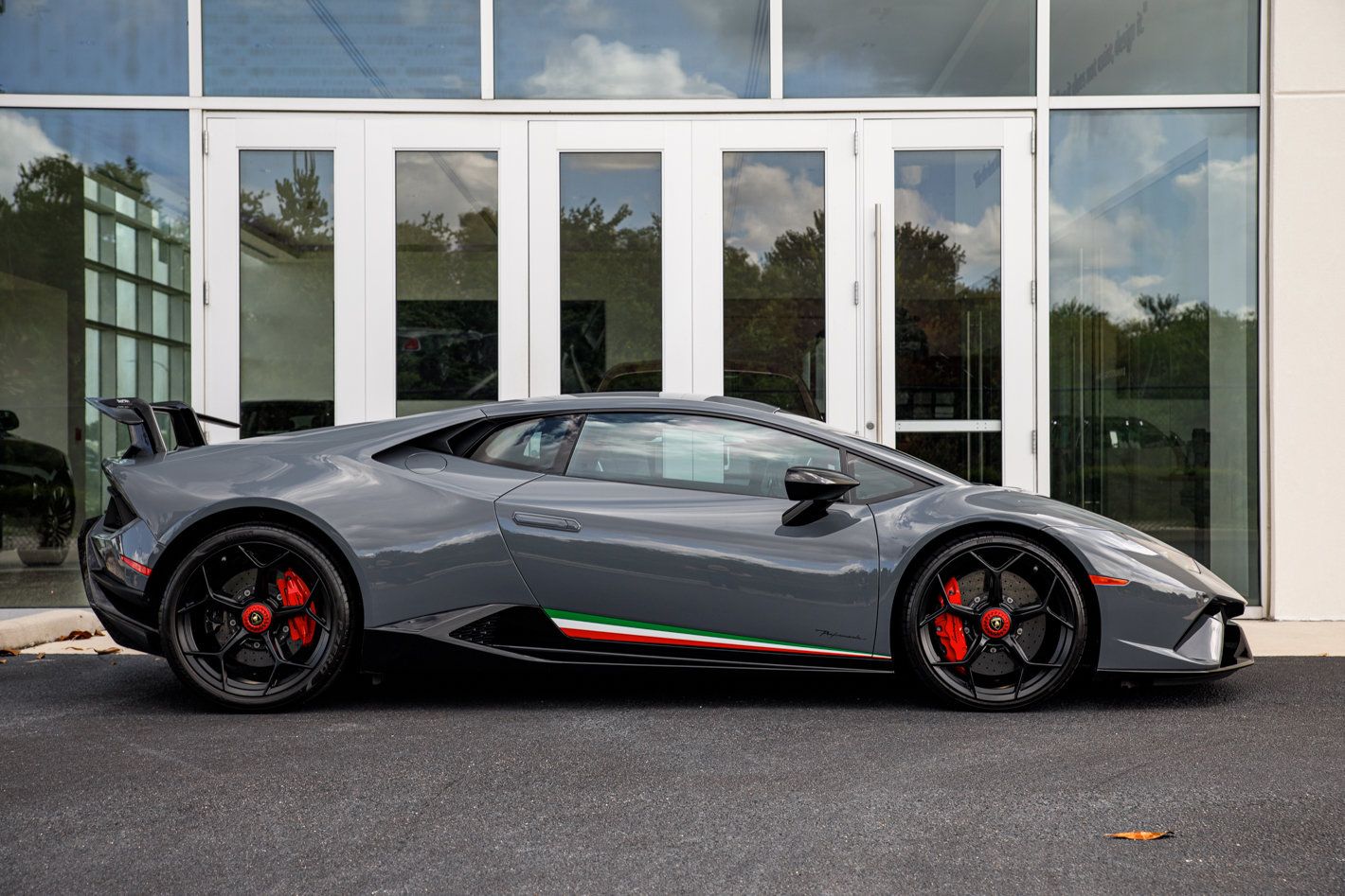 Used 2018 Lamborghini Huracan Performante AWD/4WD image 18