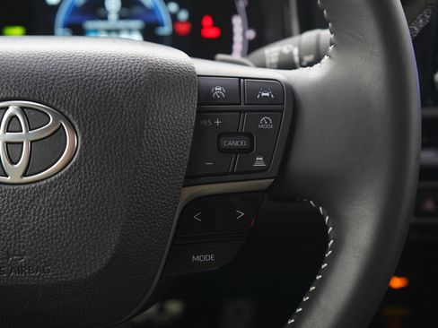 Used 2025 Toyota Camry SE image 24